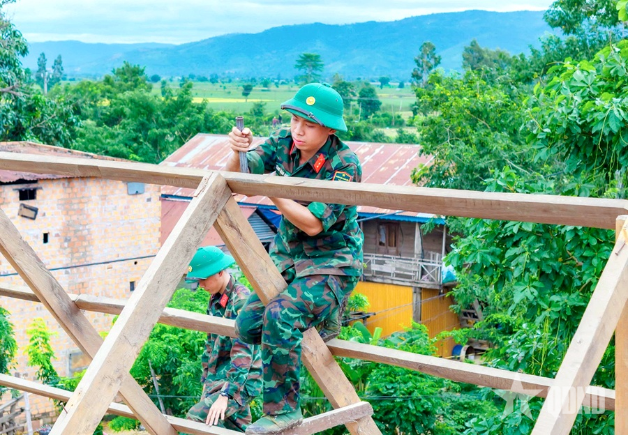 Quân dân Gia Lai chung sức dựng lại mái ấm cho đồng bào vùng thiên tai